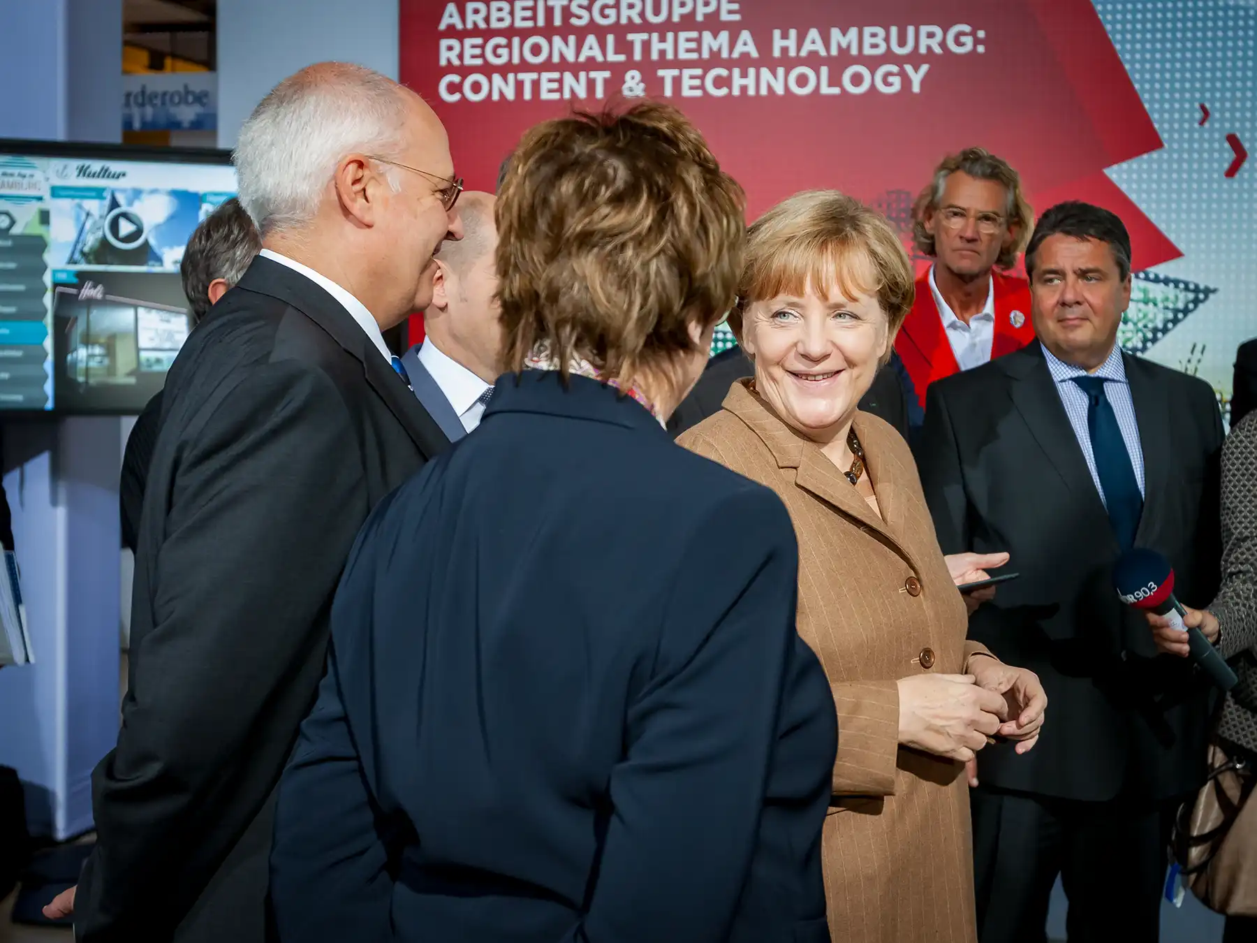 Angela Merkel bei einem Rundgang auf dem IT-Gipfel in Hamburg